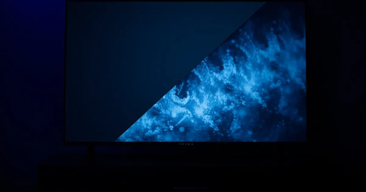 Fernsehbildschirm im dunklen Wohnzimmer, eine Bildhälfte scharf, die andere leicht verpixelt, symbolisch für den Unterschied zwischen Codecs bei 4K-IPTV