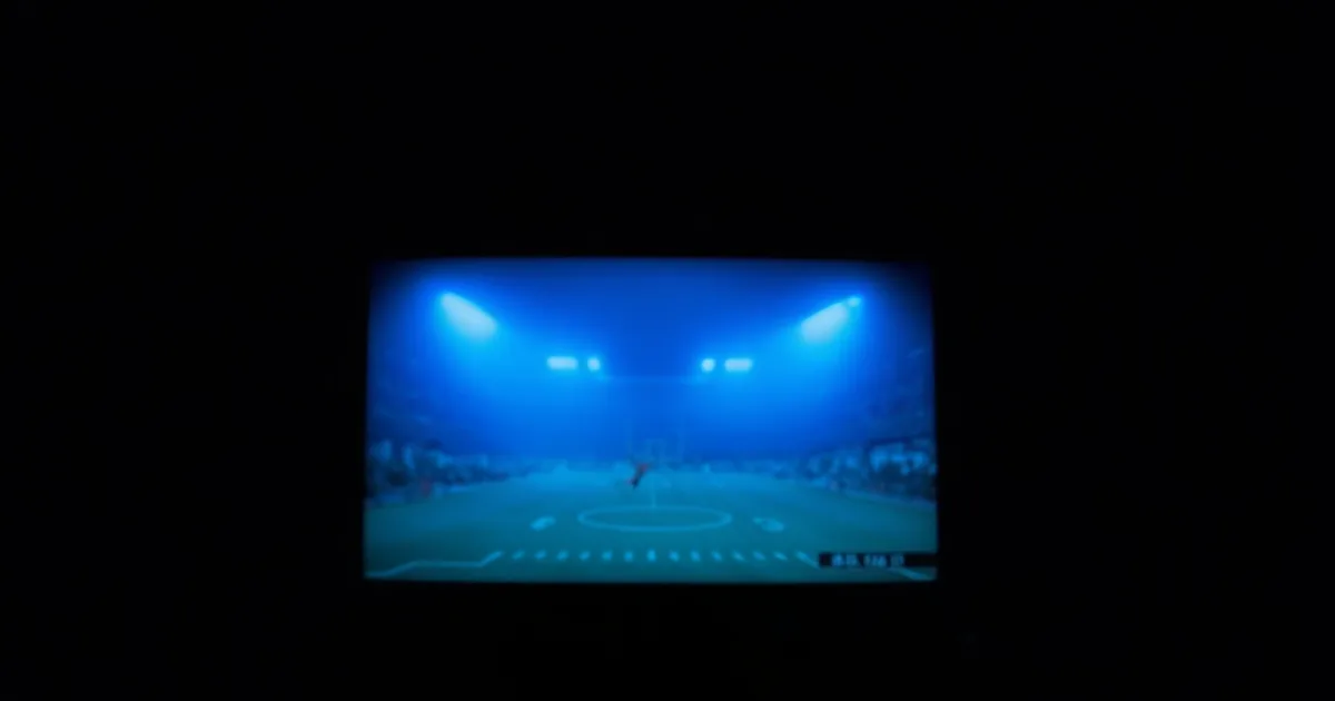 Dunkles Wohnzimmer bei Nacht, ein Fernseher zeigt einen pufferenden Fußball-Stream, im Vordergrund ein Router mit blinkenden LEDs